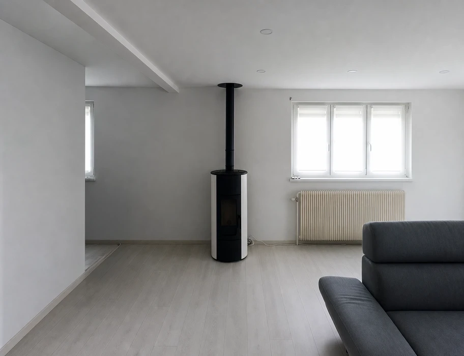 Salon minimaliste avec poêle à granulés cylindrique blanc et noir, tuyau de fumée apparent en acier laqué noir traversant le plafond
