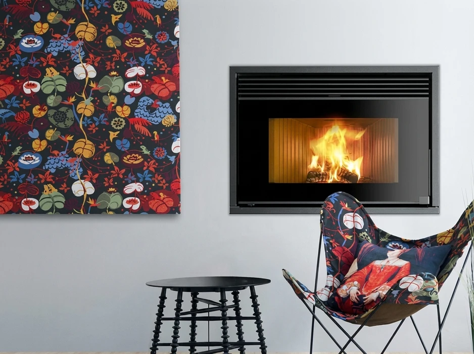 Intérieur résidentiel avec cheminée à foyer fermé en fonctionnement, flammes visibles