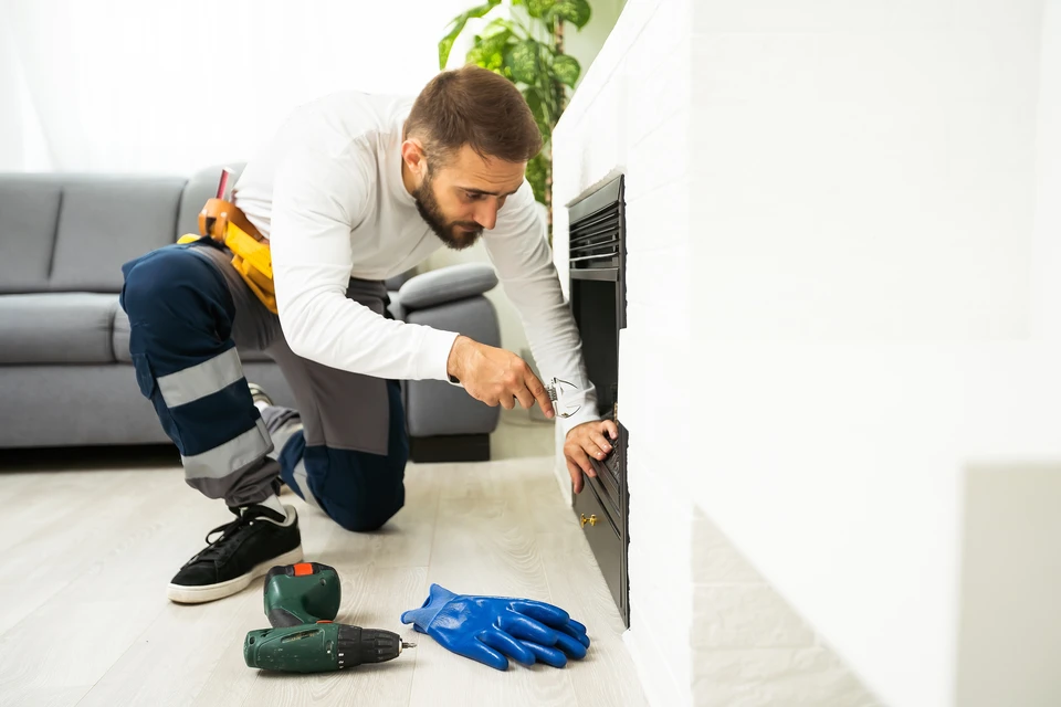 Cheminée moderne en fonctionnement avec feu de bois actif dans foyer fermé à porte vitrée